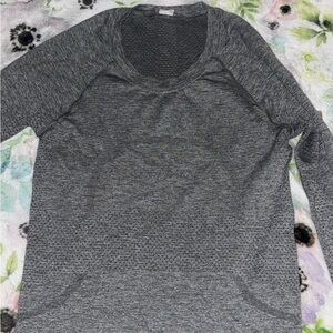 lululemon athletica Women's Dark Heather Gray Long-Sleeve Scoop Neck Top